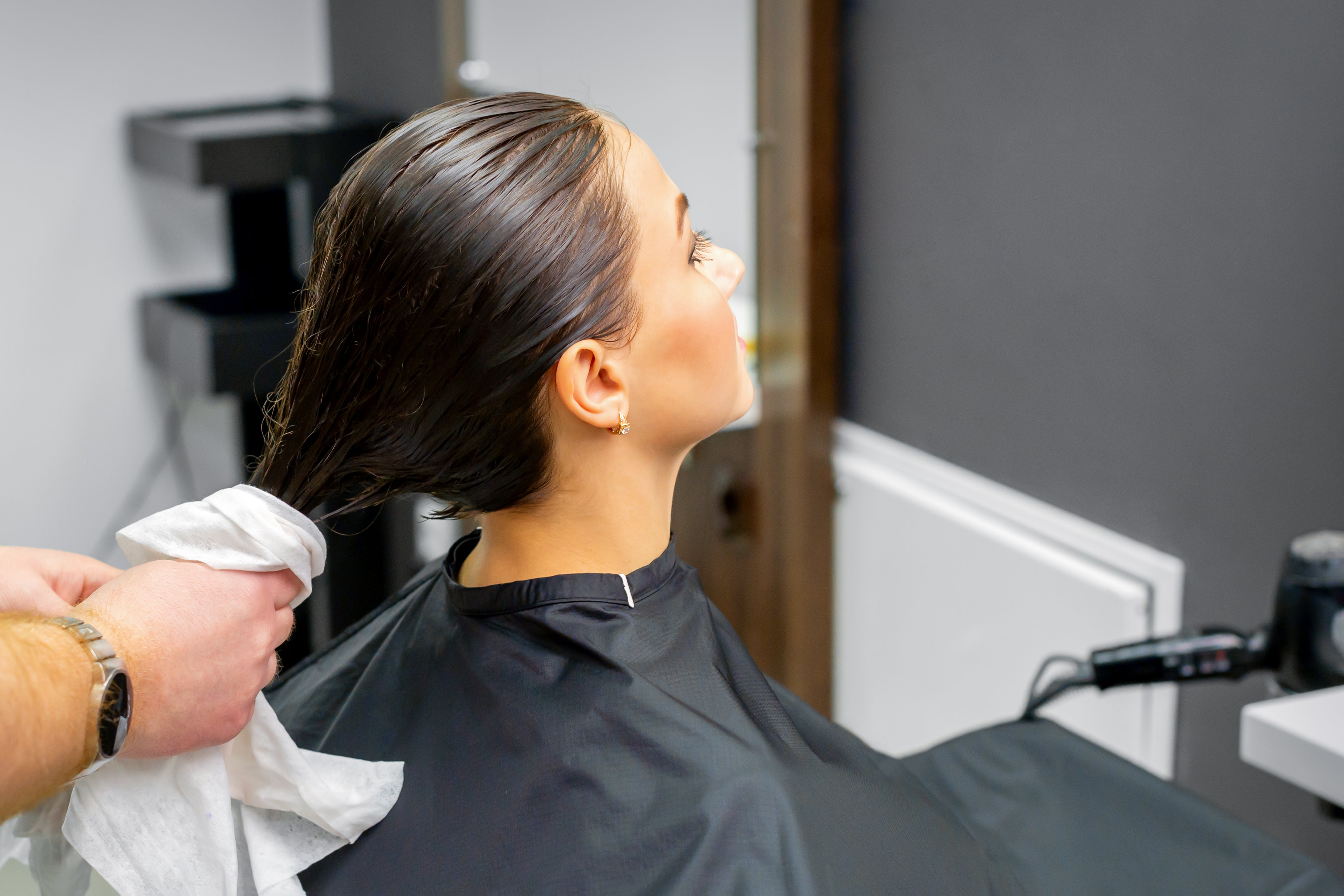 R&DETAIL® Hair & Scalp Treatment routine, towel-drying after a gentle wash for sensitive scalp.